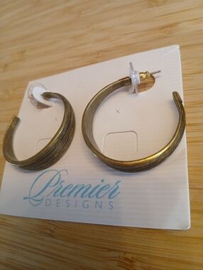 NWT Premier Designs Brass Ribbed Open Hoop Earrings Gold-Tone 1.5"
